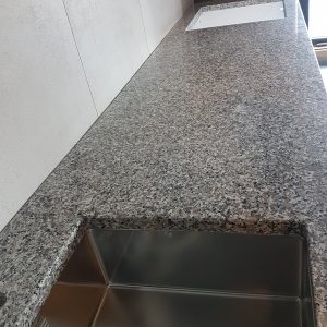 Kuhinja od granita bianco sardo