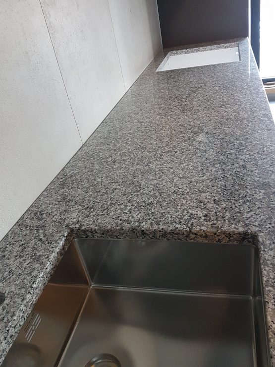 Kuhinja od granita bianco sardo