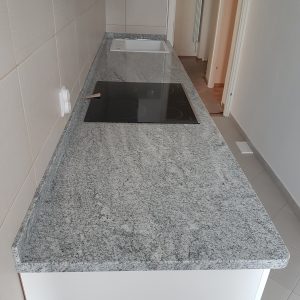 Kuhinjska radna ploca od granita Viskont White Kamenorezac Anastasijevic