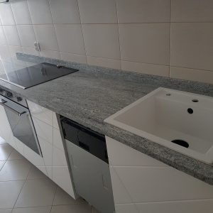 Kuhinjska radna ploca od granita Viskont White Kamenorezac Anastasijevic