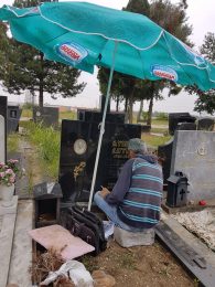 Klesanje slova na Novom Bezanijskom groblju