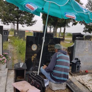 Klesanje slova na Novom Bezanijskom groblju