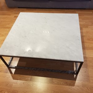 Klub sto od mermera karara