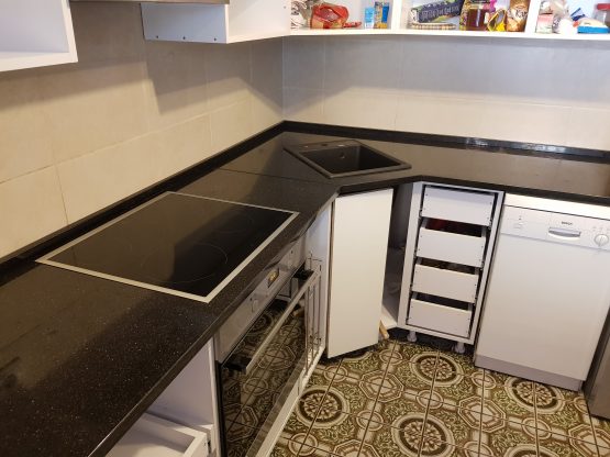 Kuhinja od granita black galaxy