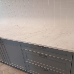 Kuhinja od mermera carrara Kamenorezac Anastasijevic i sinovi