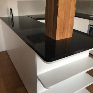 Kuhinjska radna ploca od crnog granita zimbabve