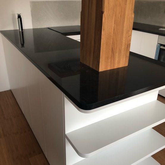 Kuhinjska radna ploca od crnog granita zimbabve