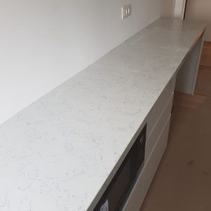 Kuhinjska radna povrsina od kvarca noble carrara 3
