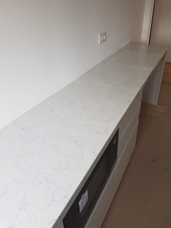 Kuhinjska radna povrsina od kvarca noble carrara 3