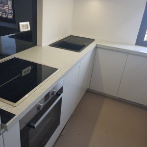 Kuhinjska radna povrsina od kvarca noble carrara