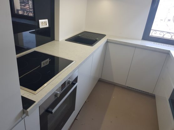 Kuhinjska radna povrsina od kvarca noble carrara