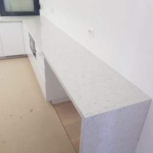 Kuhinjski pult od kvarca noble carrara