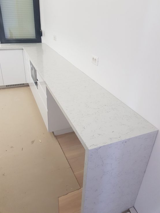 Kuhinjski pult od kvarca noble carrara