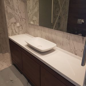 Kupatilski pult od kvarca polar white 1