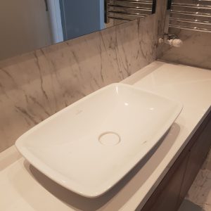 Kupatilski pult od kvarca polar white 3