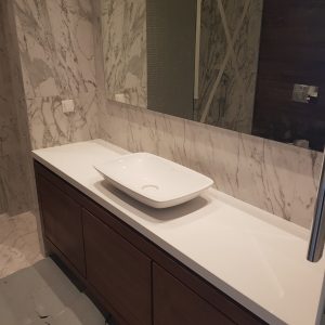 Kupatilski pult od kvarca polar white