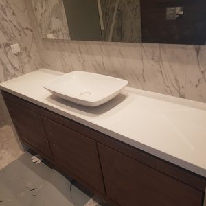 Kupatilski pult od kvarca polar white 4