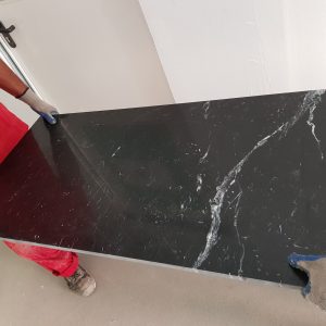 Pod ispod kamina od mermera nero marquina