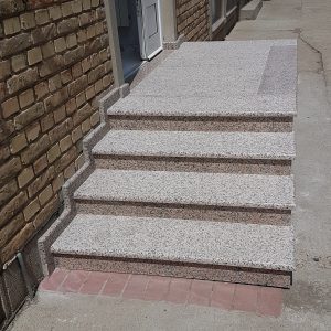 Spoljne stepenice od granita Rosa Porino. Gazišta su paljena, a čela polirana.