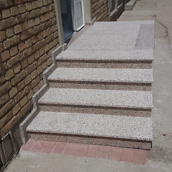 Spoljne stepenice od granita Rosa Porino. Gazišta su paljena, a čela polirana.