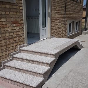 Spoljne stepenice od granita Rosa Porino. Gazišta su paljena, a čela polirana.1