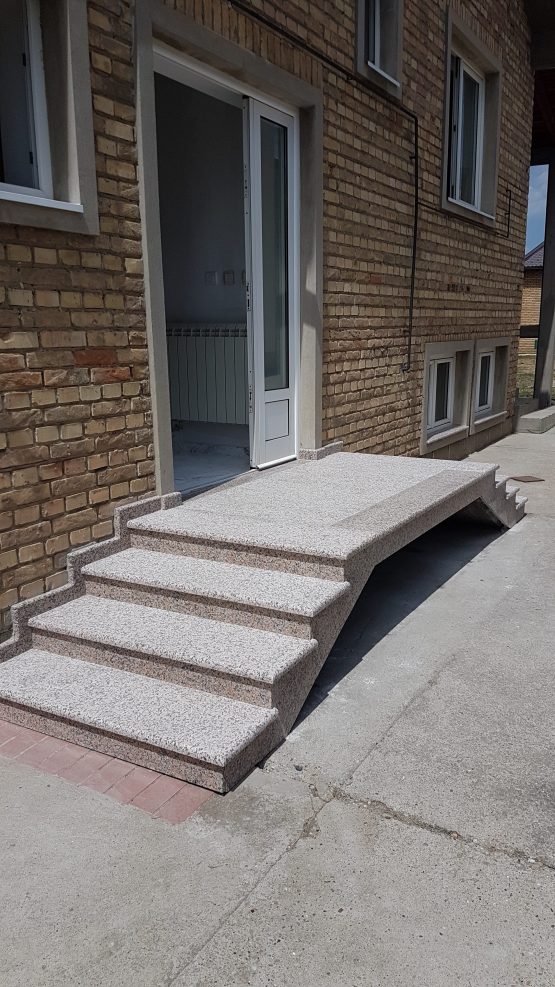 Spoljne stepenice od granita Rosa Porino. Gazišta su paljena, a čela polirana.1