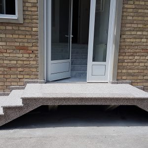 Spoljne stepenice od granita Rosa Porino. Gazišta su paljena, a čela polirana.2