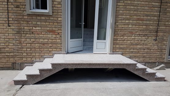 Spoljne stepenice od granita Rosa Porino. Gazišta su paljena, a čela polirana.2