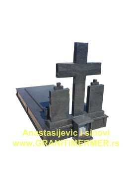 Spomenik od granita u obliku krsta surcinsko groblje