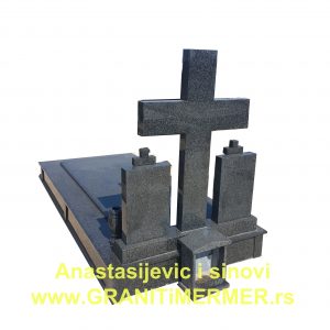 Spomenik od granita u obliku krsta surcinsko groblje