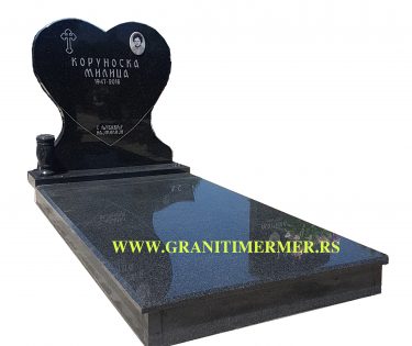 Spomenik od granita u obliku srca