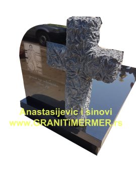 Spomenik u obliku krsta od granita