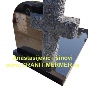 Spomenik u obliku krsta od granita