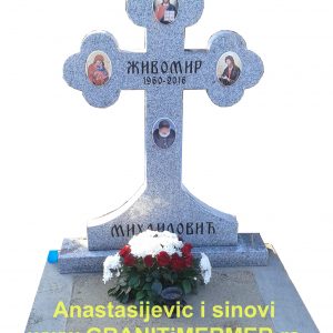 Spomenik u obliku krsta od granita