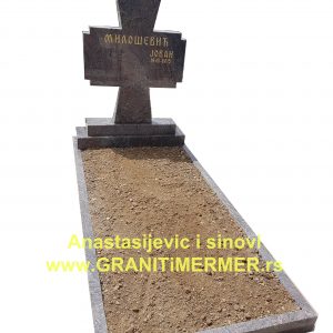 Spomenik u obliku krsta od granita