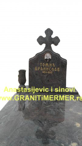 Spomenik u obliku krsta od granita