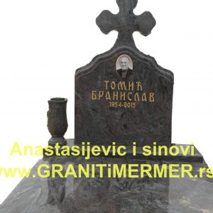 Spomenik u obliku krsta od granita
