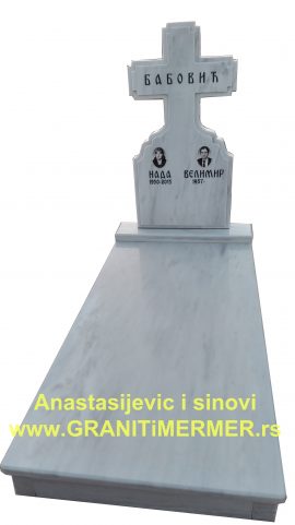 Spomenik u obliku krsta od mermera