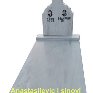 Spomenik u obliku krsta od mermera