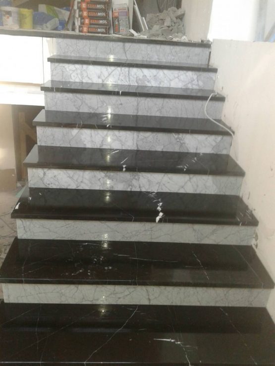 Stepenice od materijala Nero Marquina i Bianco Carrara
