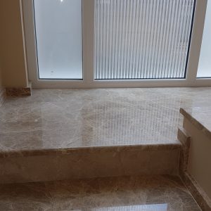 Stepenice od mermera Emperador light (gazišta) u kombinaciji sa mermerom Crema nova (čela)