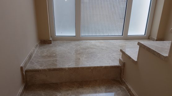 Stepenice od mermera Emperador light (gazišta) u kombinaciji sa mermerom Crema nova (čela)