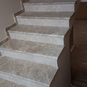Stepenice od mermera Emperador light (gazišta) u kombinaciji sa mermerom Crema nova (čela).