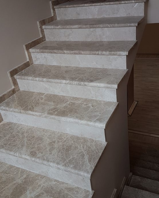 Stepenice od mermera Emperador light (gazišta) u kombinaciji sa mermerom Crema nova (čela).