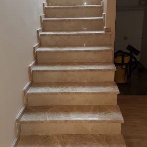 Stepenice od mermera Emperador light (gazišta) u kombinaciji sa mermerom Crema nova (čela)...