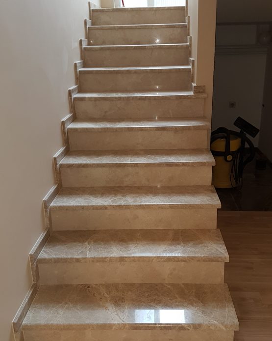 Stepenice od mermera Emperador light (gazišta) u kombinaciji sa mermerom Crema nova (čela)...