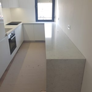 kuhinjska radna ploca od kvarca noble carrara 2