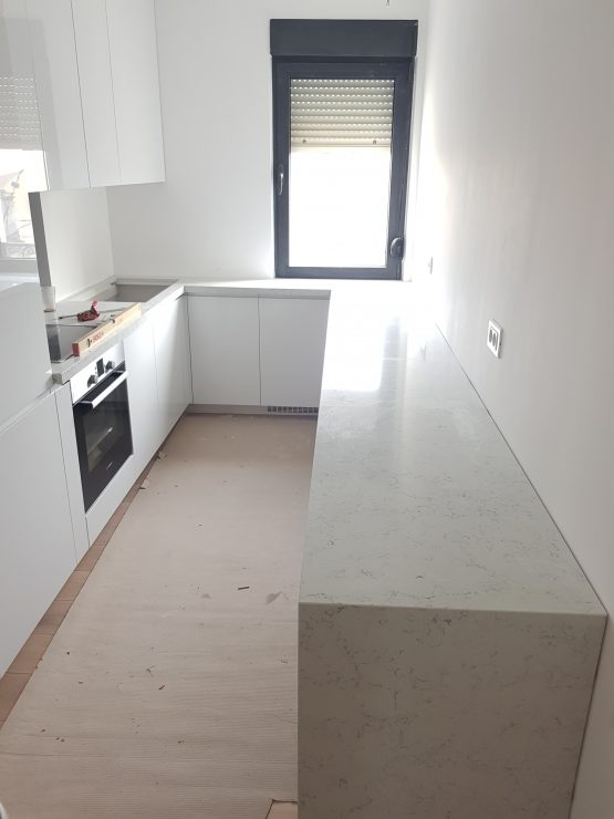 kuhinjska radna ploca od kvarca noble carrara