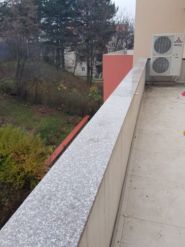 parapeti na terasi od granita tigar