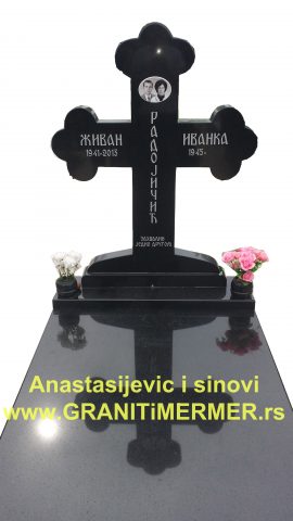 spomenik od granita u obliku krsta